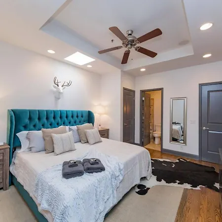 Spacious Penthouse On The Broadway Strip